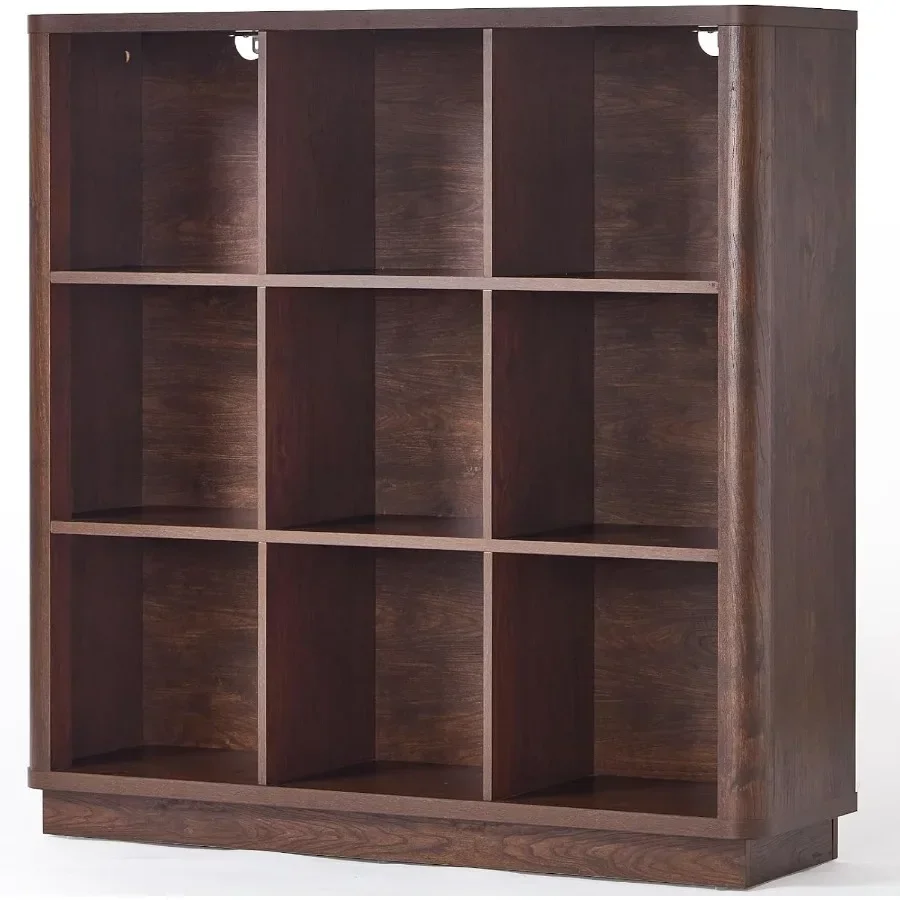 Bookshelf - ชั้นวางหนังสือสำหรับห้องนั่งเล่นและโฮมออฟฟิศ: ชั้นวางของไม้เนื้อแข็งวอลนัทแบบ 9 ช่อง ขอบโค้งมน กว้าง