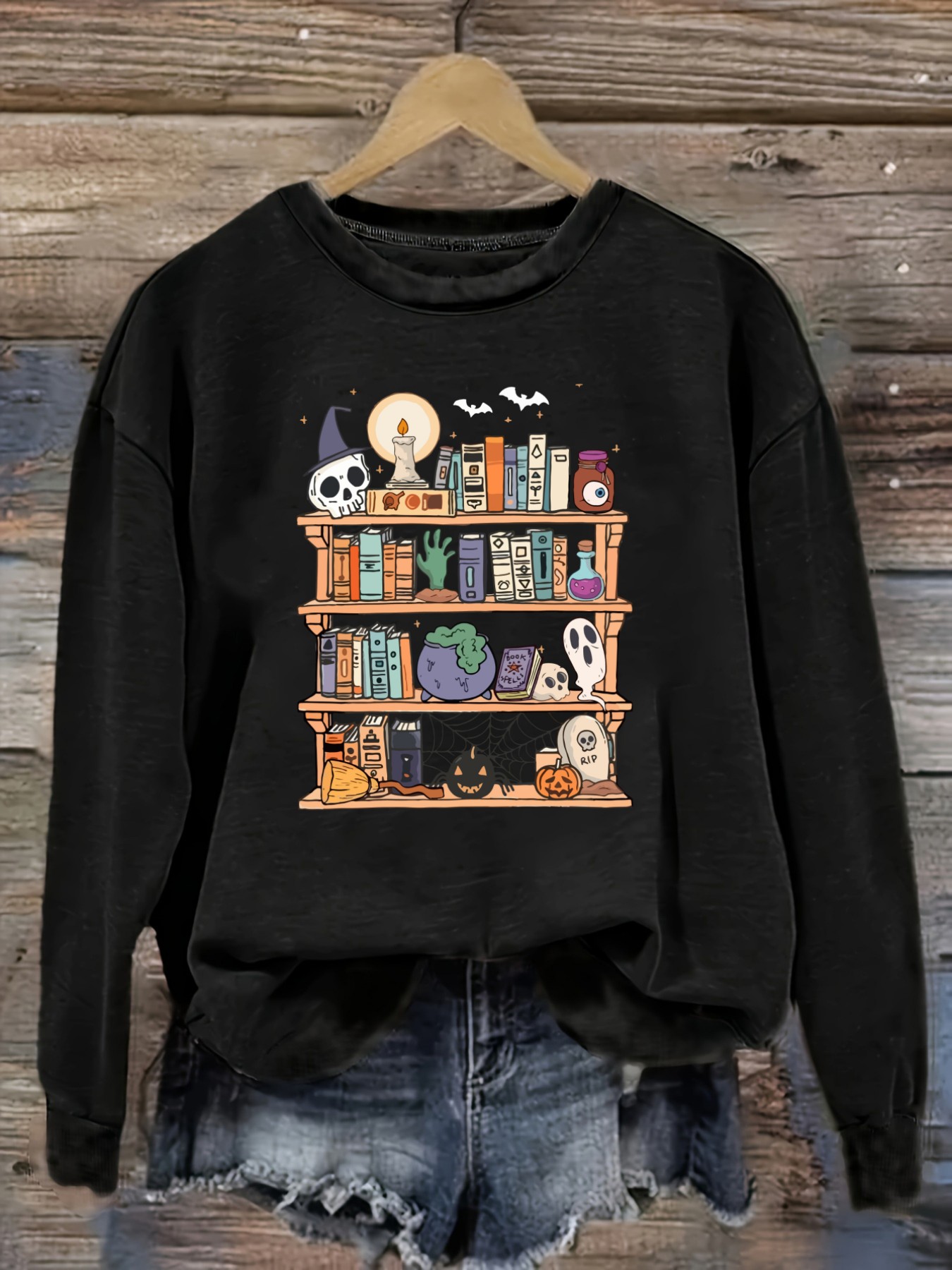 Bookshelf - เสื้อยืดแขนยาวคอกลมลำลองสำหรับผู้หญิง ลายชั้นหนังสือฮาโลวีนพร้อมหนังสือรูปหัวกะโหลก เสื้อผ้าผู้หญิงคอกลม ซักเครื่องได้ ยืดหยุ่นเล็กน้อย ทรงหลวม